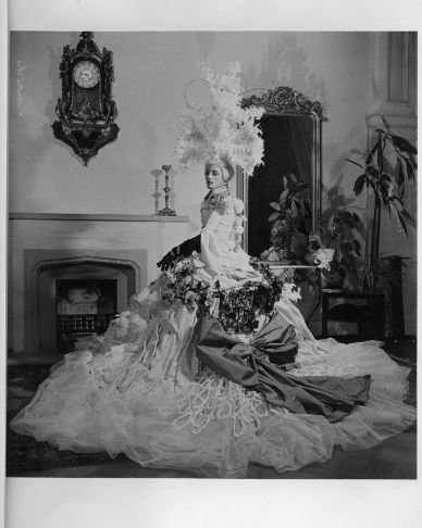 Herbstfest 1957– René als Grande Dame in einem Kostüm von Antoine (Modeschöpfer)