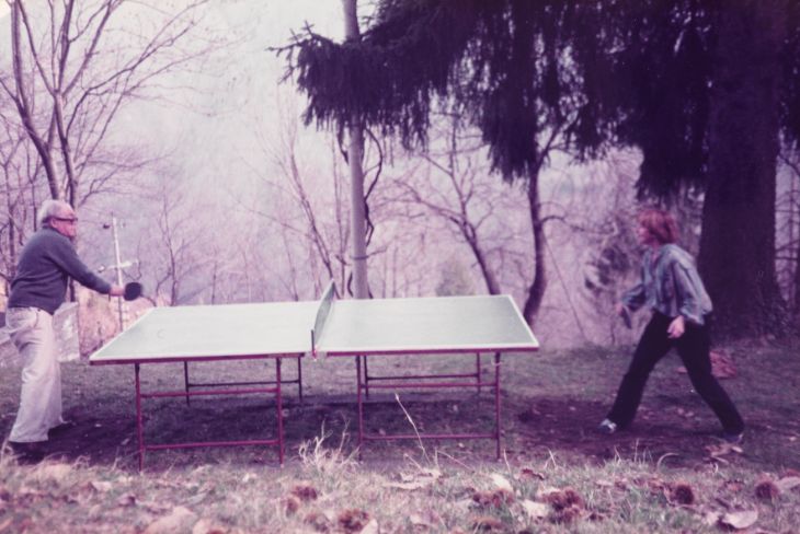 Max Frisch im Jahr 1982 beim Ping-Pong-Spiel mit seiner Sekretärin Rosemarie Primault in Berzona